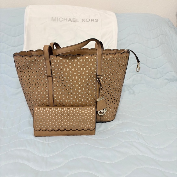 Michael Kors Bag and Matching Wallet - Picture 1 of 6